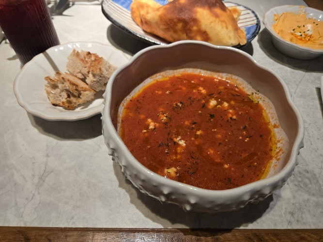Томатный суп с фетой и огурцами