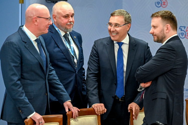 Заместитель председателя правительства РФ Дмитрий Чернышенко, министр энергетики РФ Сергей Цивилев, министр науки и высшего образования РФ Валерий Фальков и заместитель руководителя администрации президента РФ Максим Орешкин (слева направо) на полях саммита Россия – АСЕАН в Казани
