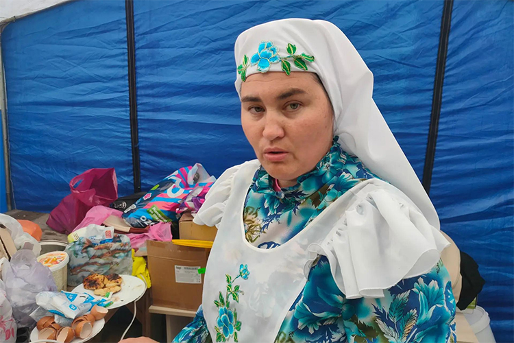 Нурфия Курамшина, которая в свободное от Сабантуя время работает учителем в школе в селе Березняк, угощала всех, произнося: «Это сделано по рецепту мамы Рустама Нургалиевича»