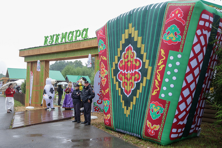 Гостей праздника встречали подворья 11 районов республики