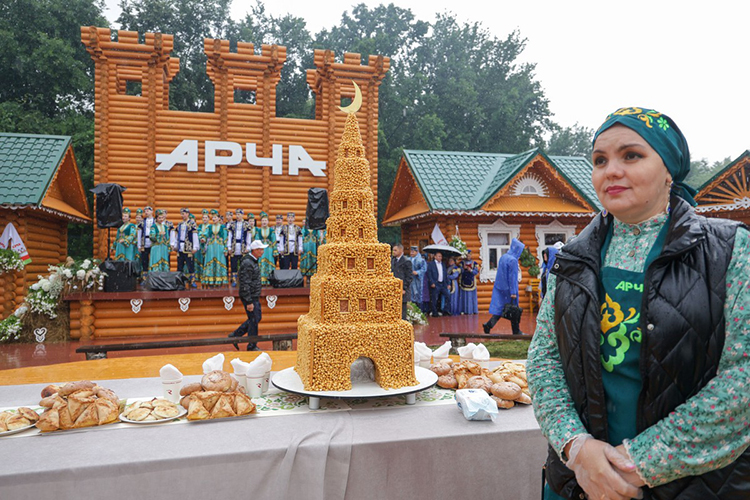 Чудом кулинарного искусства можно было назвать возведенную из чак-чака башню Сююмбике