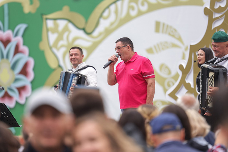 Особенно тепло зрители встретили народных артистов РТ Салавата Фатхетдинова и Филюса Кагирова, заслуженную артистку РТ Ильсию Бадретдинову