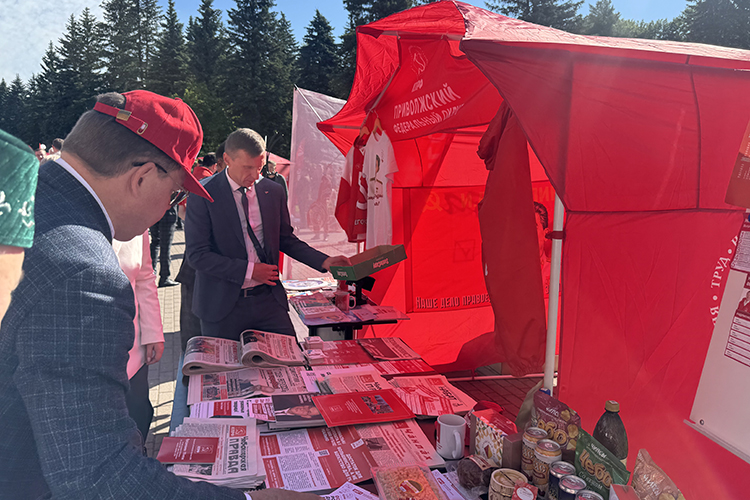 Партийцы суетились, разворачивая палатки вдоль центрального корпуса. Из них получилась своего рода красная улица, а точнее, переулок