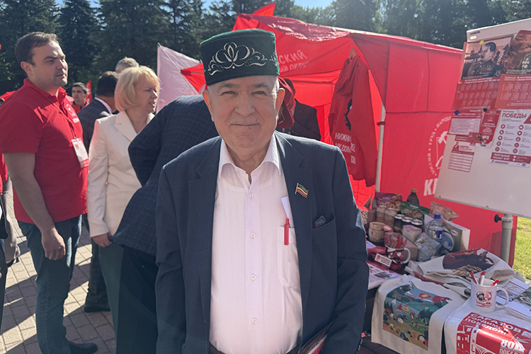 Нам встретился первый секретарь татарстанского отделения КПРФ Хафиз Миргалимов. Как положено татарину, в тюбетейке. Наверное, чтобы ни с кем не спутали среди многочисленных мужчин в пиджаках и преимущественно в красных галстуках
