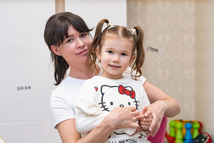 «Каждый раз реабилитация что-то улучшает», &mdash; рассказывает мама Поли Людмила