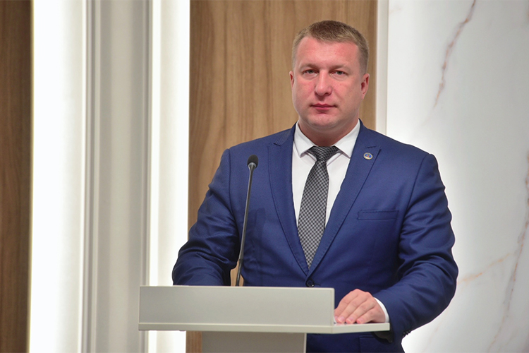 «Наш двор» в Челнах? Ее в городе считают главным инструментом преображения населенного пункта. За 6 лет ее действия благоустроено 572 двора, потрачено 10,2 млрд рублей, отметил глава управления городского хозяйства и жизнеобеспечения исполкома Челнов Руслан Вильданов