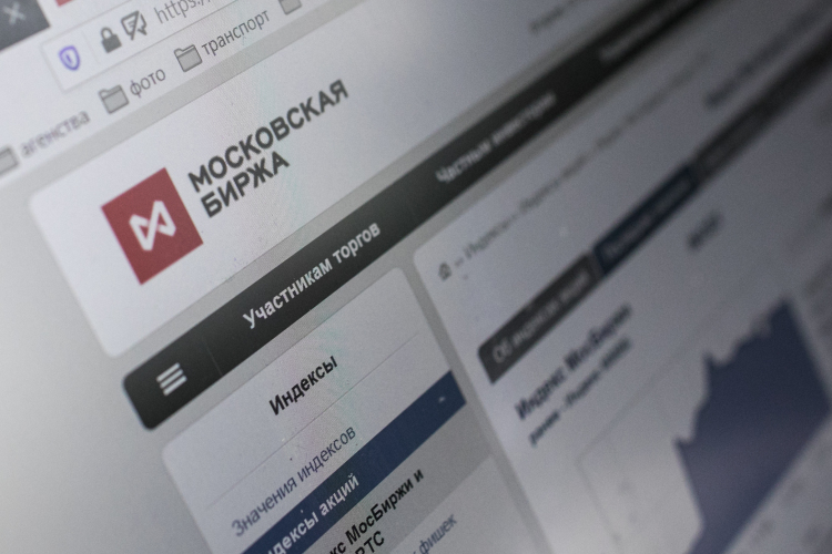 Когда в начале июня индекс Мосбиржи упал ниже 2,5 тыс. пунктов, в Банке России призывали сохранять спокойствие, а председатель правления Мосбиржи советовал «просто пережить» текущее состояние