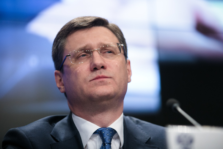 Накануне совещание по ситуации на топливном рынке собрал вице-премьер РФ Александр Новак. На разговор пригласили представителей федеральных органов исполнительной власти, отраслевых компаний