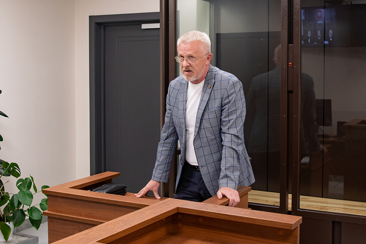 Адвокат Евгений Котов: «Камаев является единственным кормильцем семьи, супруга имеет незначительный доход. В настоящее время самостоятельно выплачивает алименты на ребенка осужденного и погашает его задолженности по кредиту»