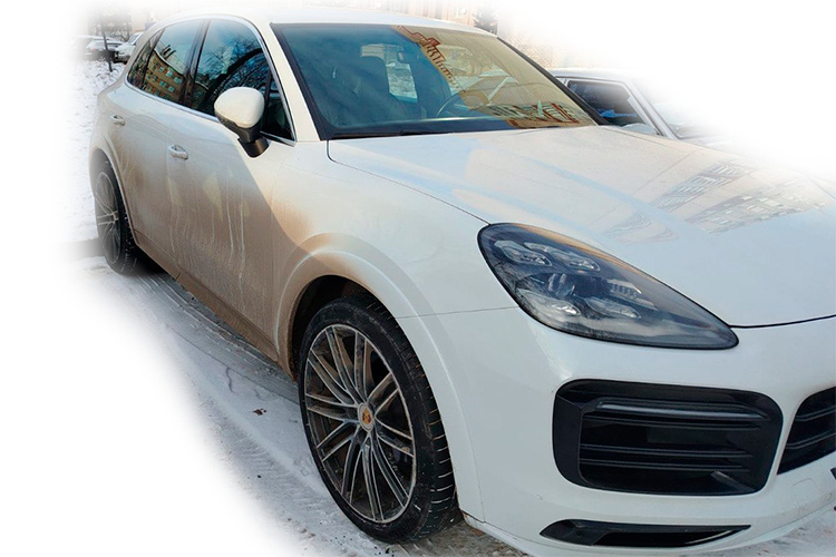 За 5,6 млн рублей со второй попытки продан белый Porsche Cayenne, принадлежавший теще экс-главы Бугульмы Линара Закирова Резиде Хамзиной