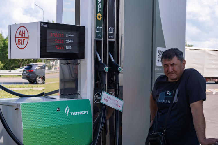 Особого ажиотажа, а уж тем более очередей на станциях нет. Водители просят по 20–30 литров и канистрами не злоупотребляют