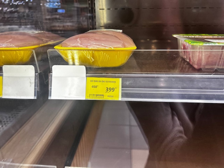Помимо сезонных продуктов (картофеля, бананов), за квартал подешевели курица, форель, кетчуп, хлеб, молоко