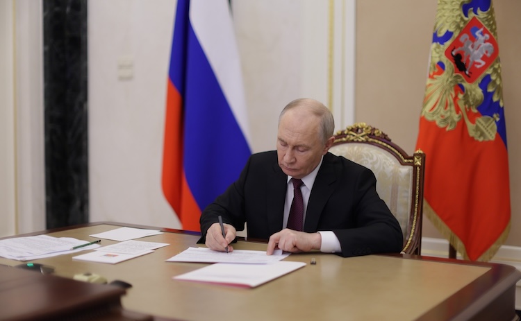 «Россия, как уже не раз говорилось, готова к мирным переговорам с Украиной, готова на базе договоренностей, которые достигнуты были еще в Стамбуле и, напомню, были парафированы тогда украинской делегацией. Значит, все их устраивало»