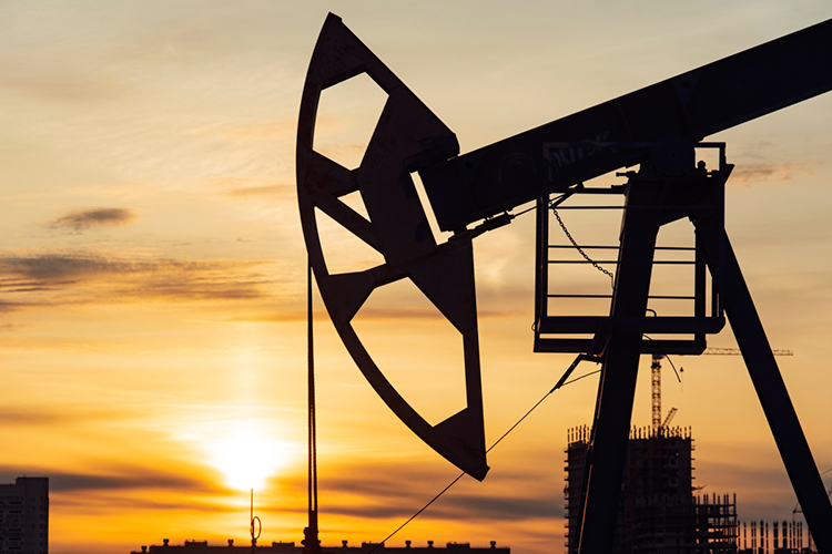 В апреле 2026 года нефтегазовые доходы федерального бюджета выросли на 239 млрд рублей по сравнению с мартом, достигнув 855,6 млрд рублей. Это был первый ощутимый эффект от эскалации конфликта на Ближнем Востоке, начавшейся в конце февраля