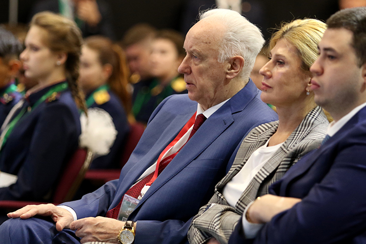 Сегодня Бастрыкин появился на форуме, что для многих стало неожиданностью. Оказалось, что его лекция была запланирована в деловой программе молодежного форума в рамках ПМЮФ