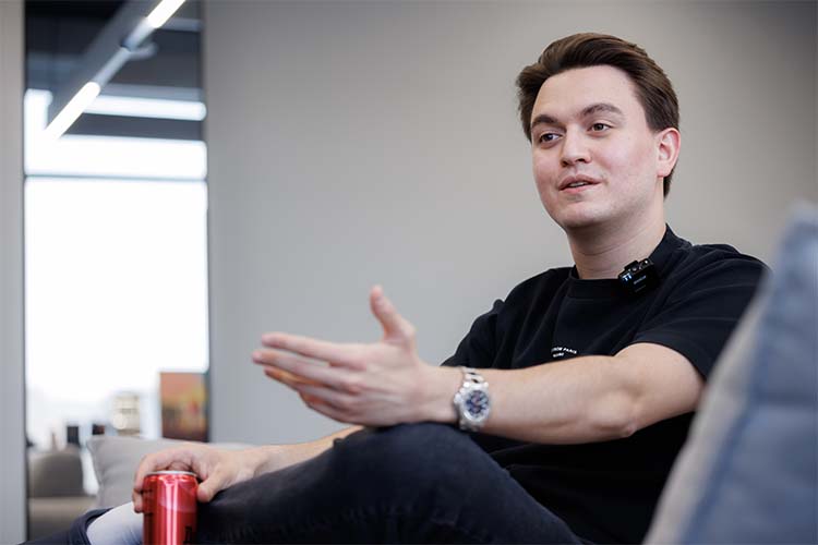Элвин Мастанов — основатель компании Vibe Games и создатель мобильной игры «Матрешка РП». Его детище продолжает набирать обороты