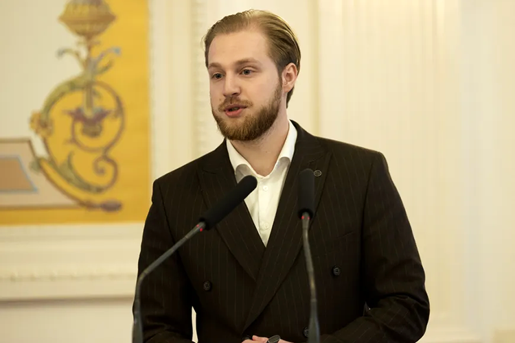 Дмитрий Хвостиков — председатель комитета Казани по делам детей и молодежи. Его назначение в ноябре 2025 года стало результатом масштабного открытого конкурса
