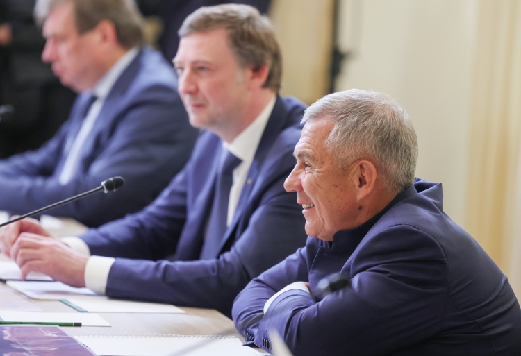 Владимир Путин провел в Жуковском совещание с авиастроителями. Многие обратили внимание на то, что в нем участвовал раис Татарстана Рустам Минниханов