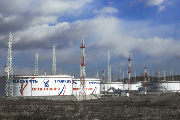 По итогам 2025 года выручка «Транснефти-Прикамья» выросла на треть — с 64,9 до 85,7 млрд рублей. Себестоимость транспортировки нефти выросла с 48,5 до 51,5 млрд рублей. На этом фоне прибыль от продаж выросла почти в 3 раза до 24,2 млрд рублей
