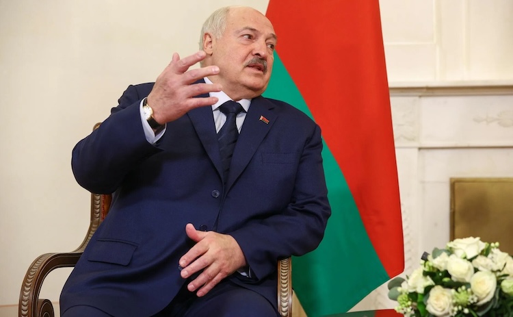 «Говорить о том, что Лукашенко лично занимался формированием оппозиции и подбором кадров для нее, я бы не стал. Просто на известном этапе он доверился идиотам, что бывает практически с любым политическим деятелем»