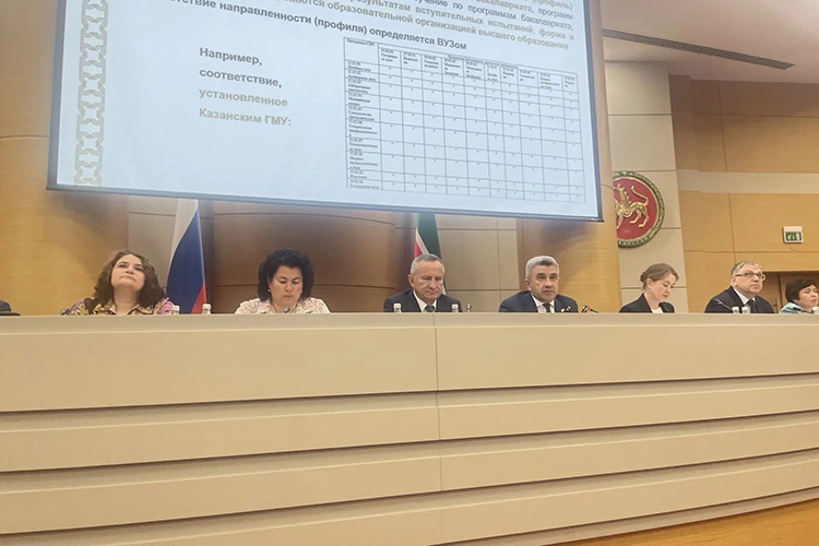 Министр образования и науки РТ Ильсур Хадиуллин собрал ректоров казанских вузов в кабмине на брифинг — обсудить особенности поступления