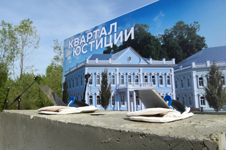 У «кварталов юстиции» было две цели. Первая — повысить доступность квалифицированной бесплатной юридической помощи, причем так, чтобы все сопутствующие услуги можно было получать по принципу одного окна. Вторая — развить инфраструктуру минюста РФ в регионах