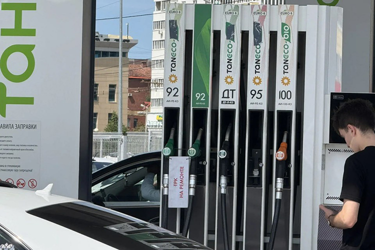 На двух АЗС «Татнефти» на улице Вахитова и на Чистопольской в наличии утром не было АИ-92, но был ТАНЕКО-92 — вид топлива с присадками
