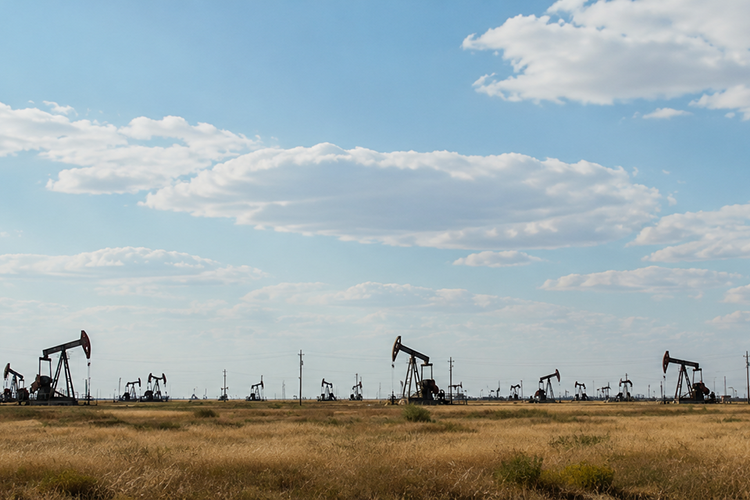 Существует проблема исчерпания запасов легкой нефти и рост доли дорогостоящей трудноизвлекаемой нефти
