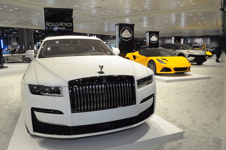 Rolls-Royce — это вершина автомобильного мира. В Татарстане таких машин немного, но их количество растет