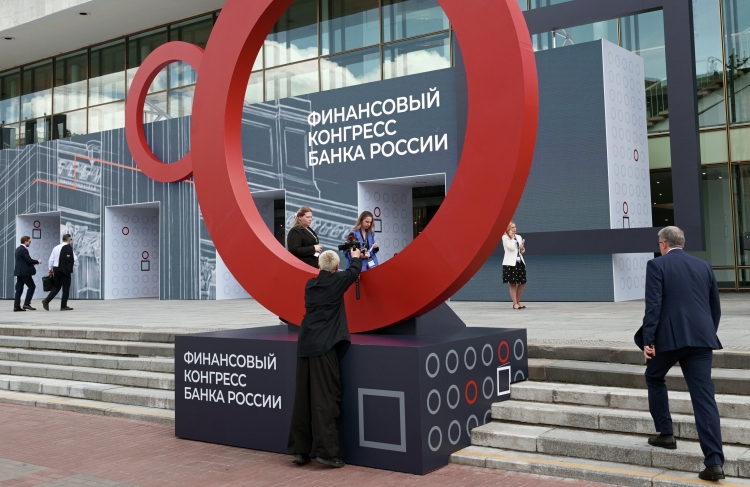 На проходящем в эти дни Финансовом конгрессе Банка России на сессии с участием застройщиков, банков и минстроя РФ обсудили текущее состояние жилищного рынка. А он, судя по оценкам участников мероприятия, перегрет: в стране слишком быстро растут цены на жилье