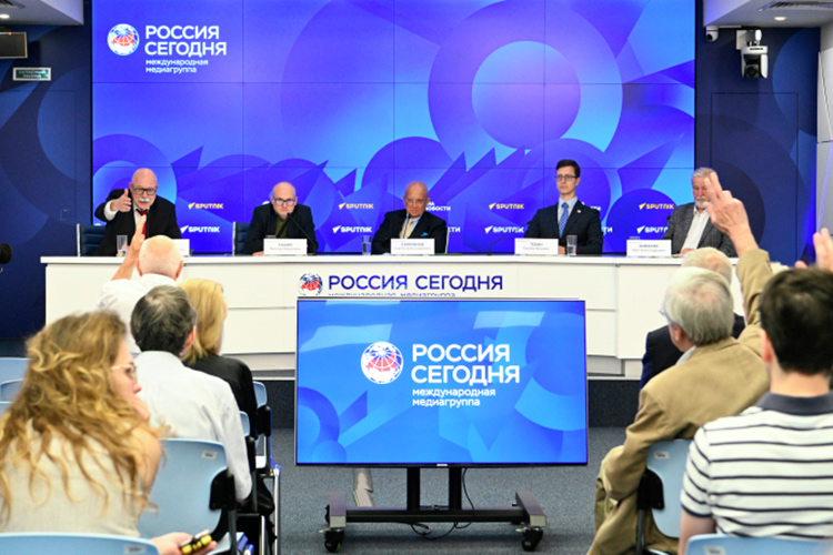 Круглый стол вызвал большой интерес прессы — в зале собралось несколько десятков журналистов. А ответы экспертов этот интерес лишь подогрели, в результате чего мероприятие продлилось вдвое дольше, чем планировалось