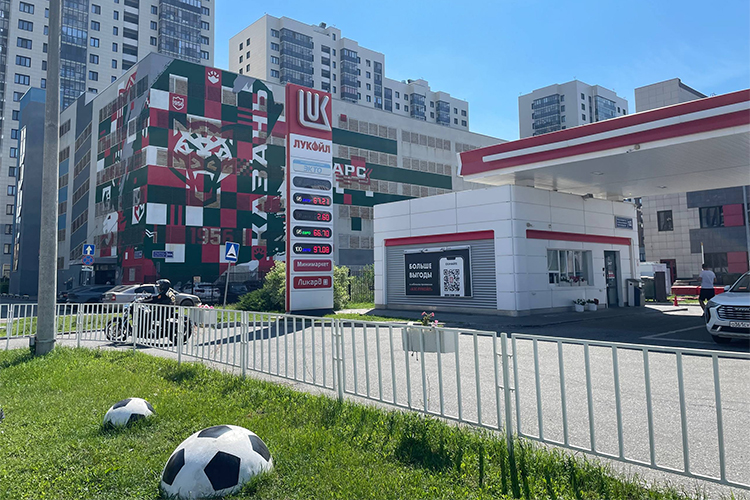 Станция «Лукойла» на улице Фатыха Амирхана предлагает водителям все виды топлива, но только по лимитам. Бензин — 30 л, дизель — 80 литров