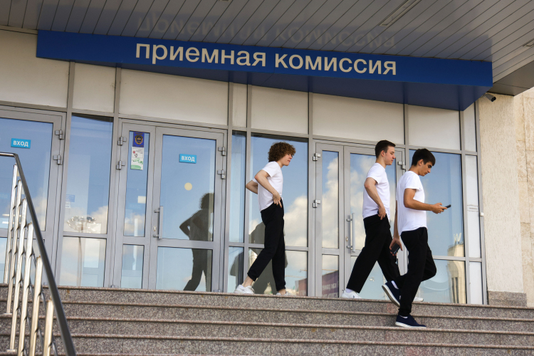 К сожалению, далеко не каждый абитуриент и его родители могут разобраться в словесной казуистике официальных документов