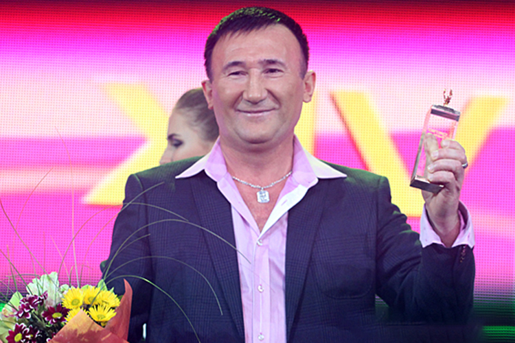 «Многие думают, что весь гонорар остается артисту. Это не так. После каждого концерта нужно рассчитаться с музыкантами, водителем, администратором. У каждого своя ставка», — напоминает и певец Ринат Рахматуллин