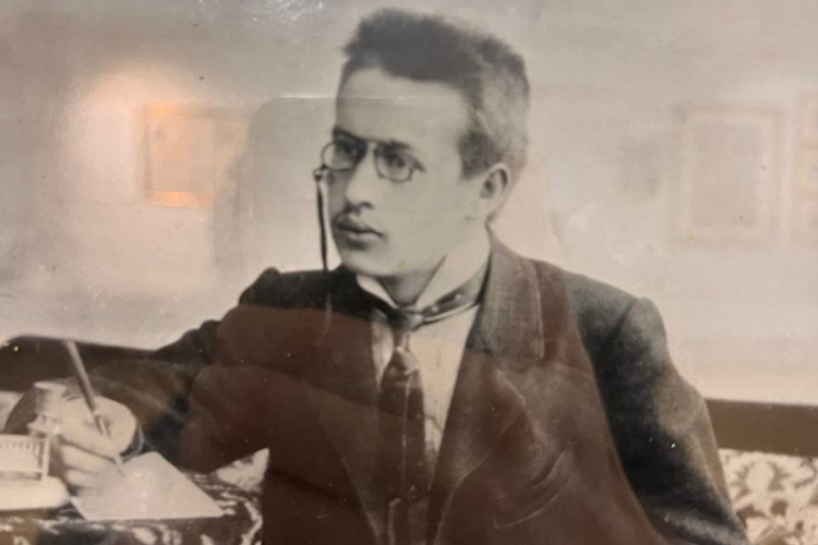 «Фатих Амирхан, вероятно, верил, что татарское общество с точки зрения науки и техники достигнет высокого уровня развития. Он очень красиво изображает татарскую жизнь будущего»
