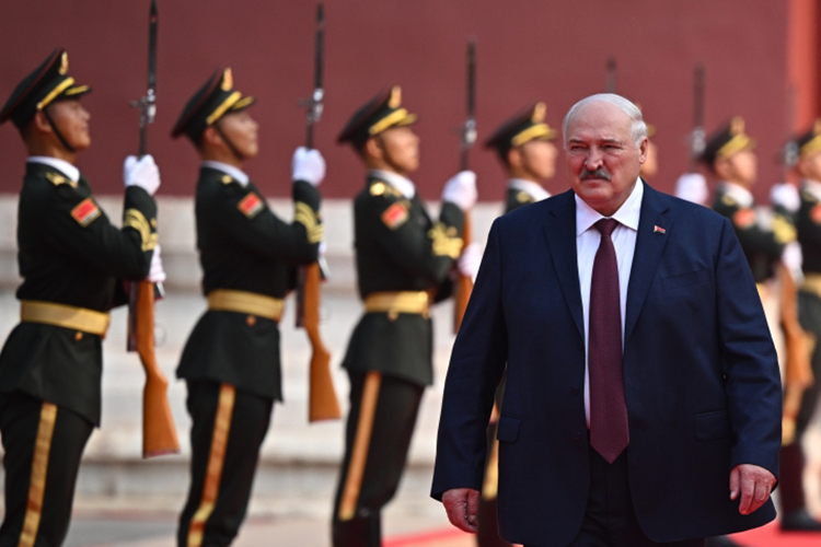 Важнейшим событием за последние недели я бы назвал рабочий визит президента Беларуси Александра Лукашенко к российскому лидеру Владимиру Путину и последующую поездку первого в КНР