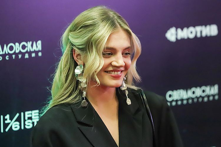 Убедительнее других смотрится молодая актриса Карина Александрова, запомнившаяся по сериалу «Аутсорс»