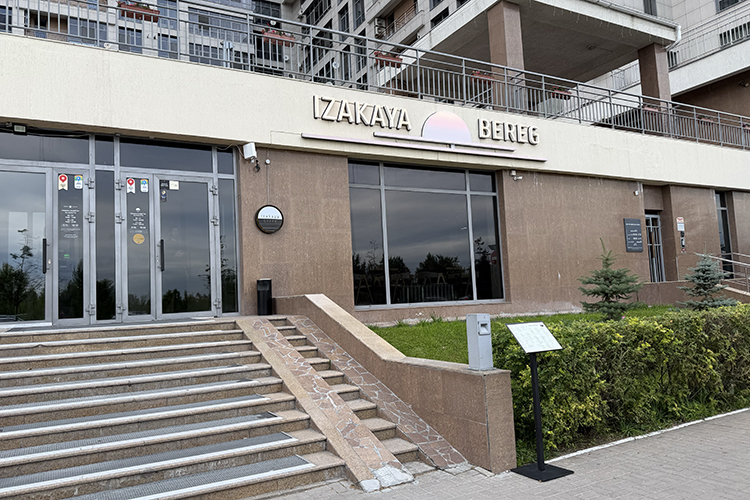 Izakaya Bereg занимает часть первого этажа одноименного ЖК на Меридианной