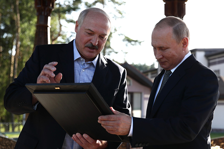 В конце прошлой недели Александр Лукашенко прилетел к Владимиру Путину на Валдай, где лидеры без лишнего внимания провели вместе несколько дней