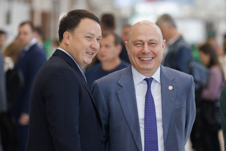 Главные дивиденды от саммита Россия — АСЕАН получил гендиректор АНО «Казань Экспо» Роберт Миннегалиев, поскольку именно на его площадке прошло мероприятие, куда съехались первые лица стран, входящих в ассоциацию, и, конечно же, президент России Владимир Путин