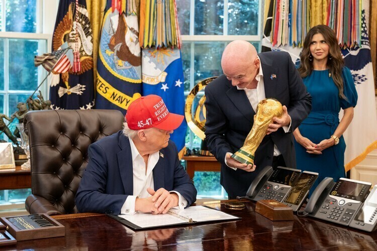 В СМИ пишут, что красную отменили после звонка Трампа Инфантино