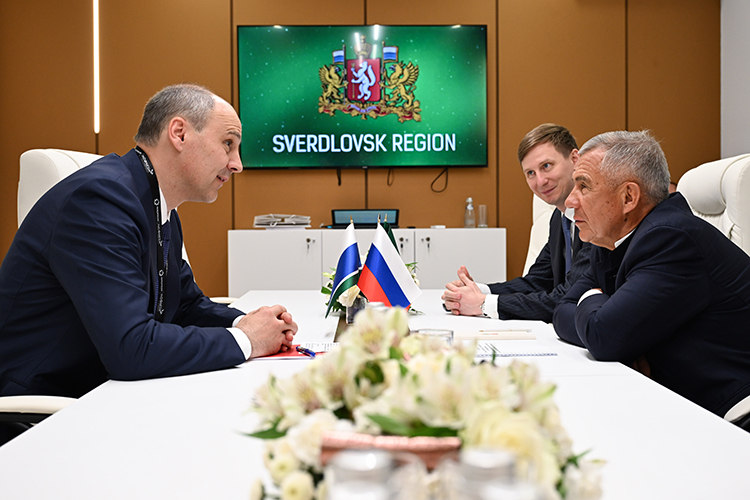 Раис РТ обсудил с губернатором Свердловской области Денисом Паслером возможность увеличить поставки грузовиков на промышленные предприятия и крупные стройки в области, сообщила пресс-служба руководителя республики