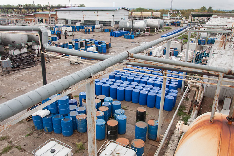В НИИнефтепромхиме факт переговоров о покупке УХЗ подтвердили, однако подчеркнули, что сделка сорвалась из-за «уклончивого поведения» Мухаметзянова и попыток вывести активы завода на подконтрольную ему компанию «Химсанта»