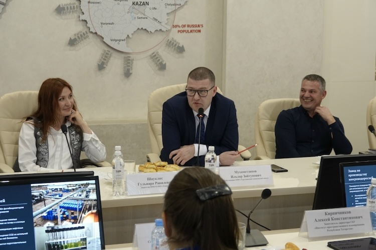 «В 2020 году мы купили Уруссинский химический завод, который находился в стрессовом состоянии <… >. Мы его приобрели, привели в порядок, освободили от арестов, долгов, полностью сменили менеджмент, восстановили производство, вернули заказчиков и объемы», — хвастался Мухаметзянов