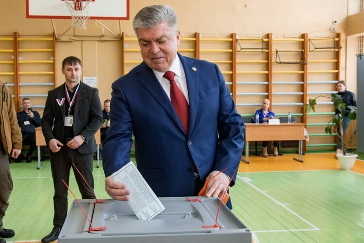 К примеру, мэр Набережных Челнов Наиль Магдеев сейчас еще и председатель горсовета. Но с учетом нового ФЗ такая форма исключена