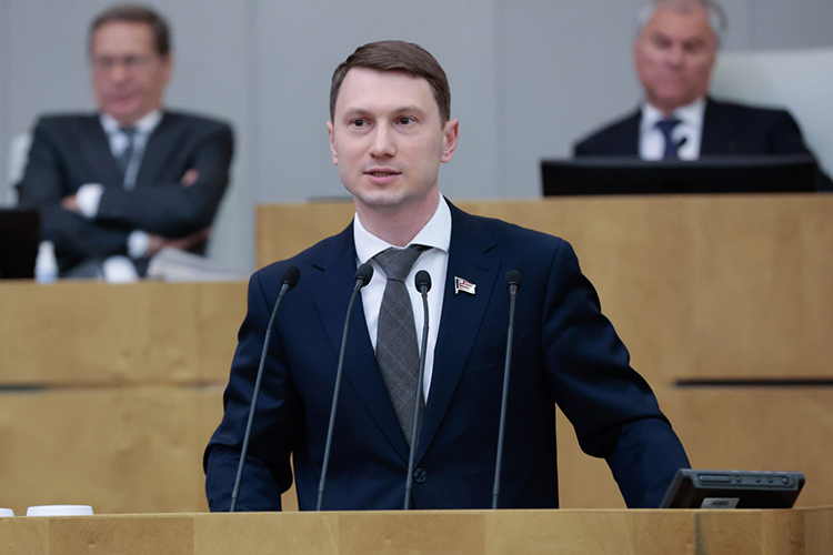 Артем Прокофьев, представляющий КПРФ, беспокоился, что закон практически не отвечает на вопрос, кто будет нести ответственность за ущерб, ошибки ИИ — разработчик, владелец модели, пользователь или оператор информационной системы