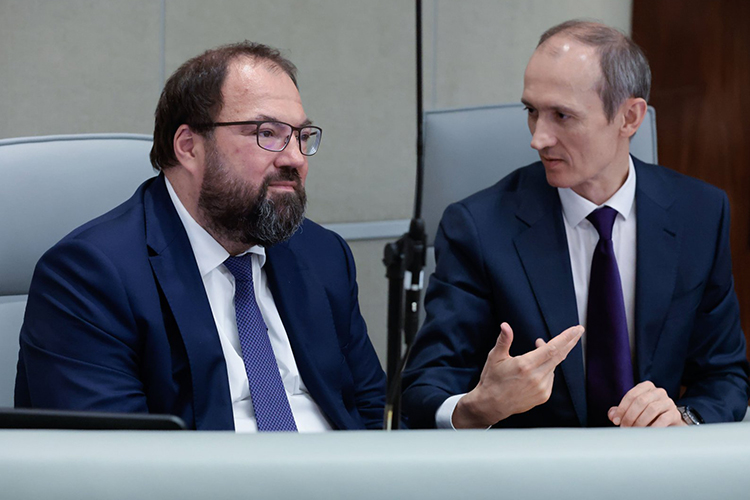 «Максуту Игоревичу надо из тени выходить. Вы что бегаете от народа?»