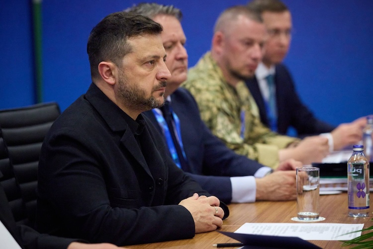 На саммите участники НАТО договорились, что в 2026 году выделят Киеву 70 млн евро на военные цели, в том числе закупку техники и обучение солдат, и в 2027-м Украина получит как минимум не меньше