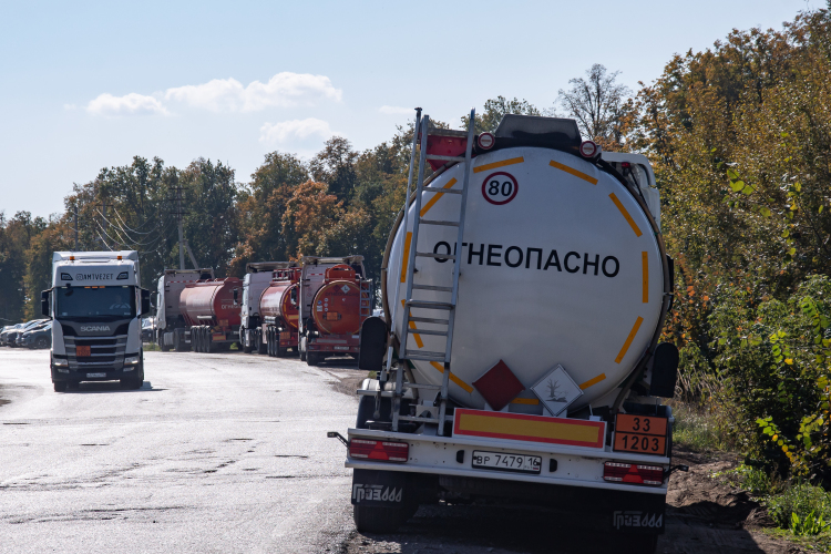 Стоимость дизеля за рубежом повыше, чем внутри РФ, и экспорт ограничили для того, чтобы российские компании «не придерживались, скажем так, стратегии зарабатывания в сложных условиях»