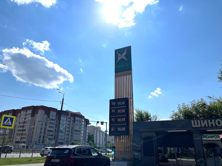 В послеобеденное время на ТАИФ-НК никакого бензина не было
